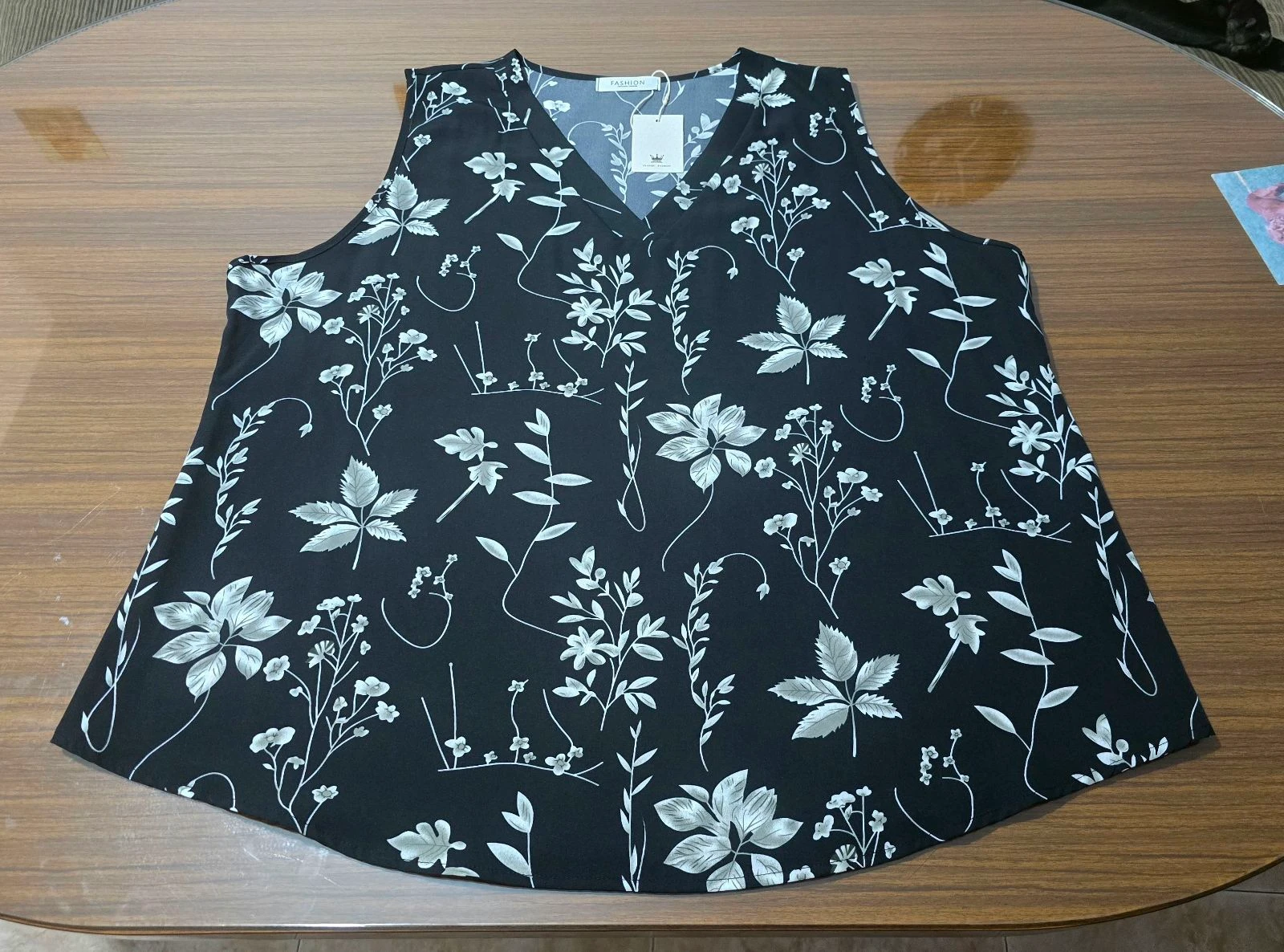 Blusa sin mangas negra estampada – photo 2